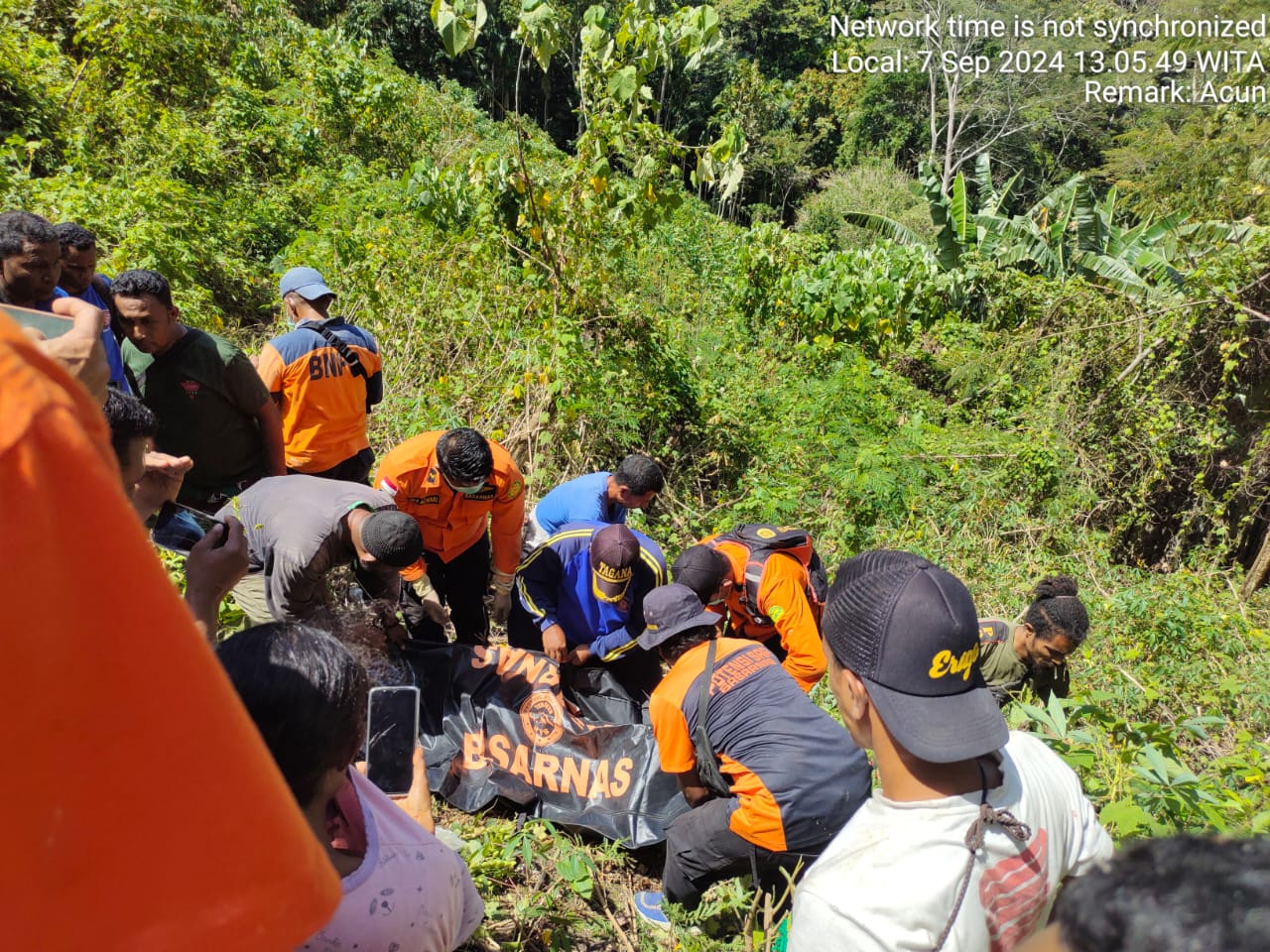 TIM SAR GABUNGAN TEMUKAN KAKEK YANG HILANG DI KEBUN LENDOLA ALOR DALAM KONDISI MENINGGAL DUNIA