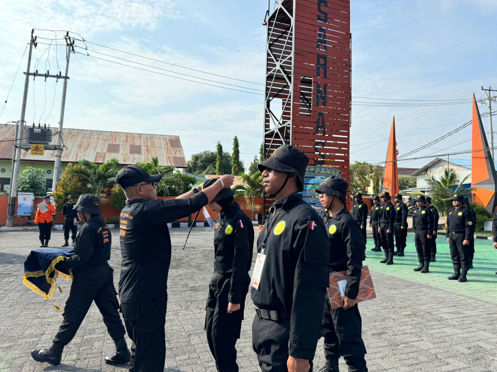 ASAH KEMAHIRAN JUNGLE RESCUE PERSONIL KANTOR SAR MAUMERE GELAR LATIHAN SATUAN GUNUNG HUTAN